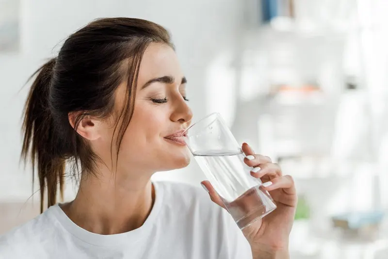 Uống nước chăm sóc và bảo vệ da Body mùa hè