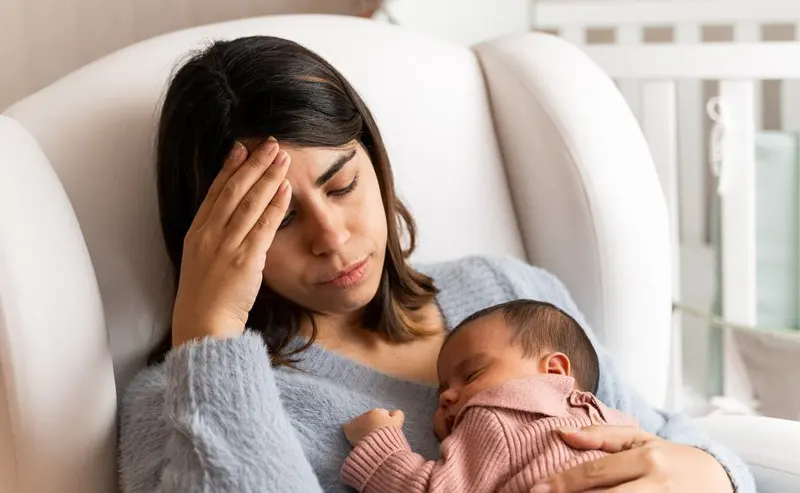 Căng thẳng, thiếu ngủ, trầm cảm sau sinh gây rụng tóc